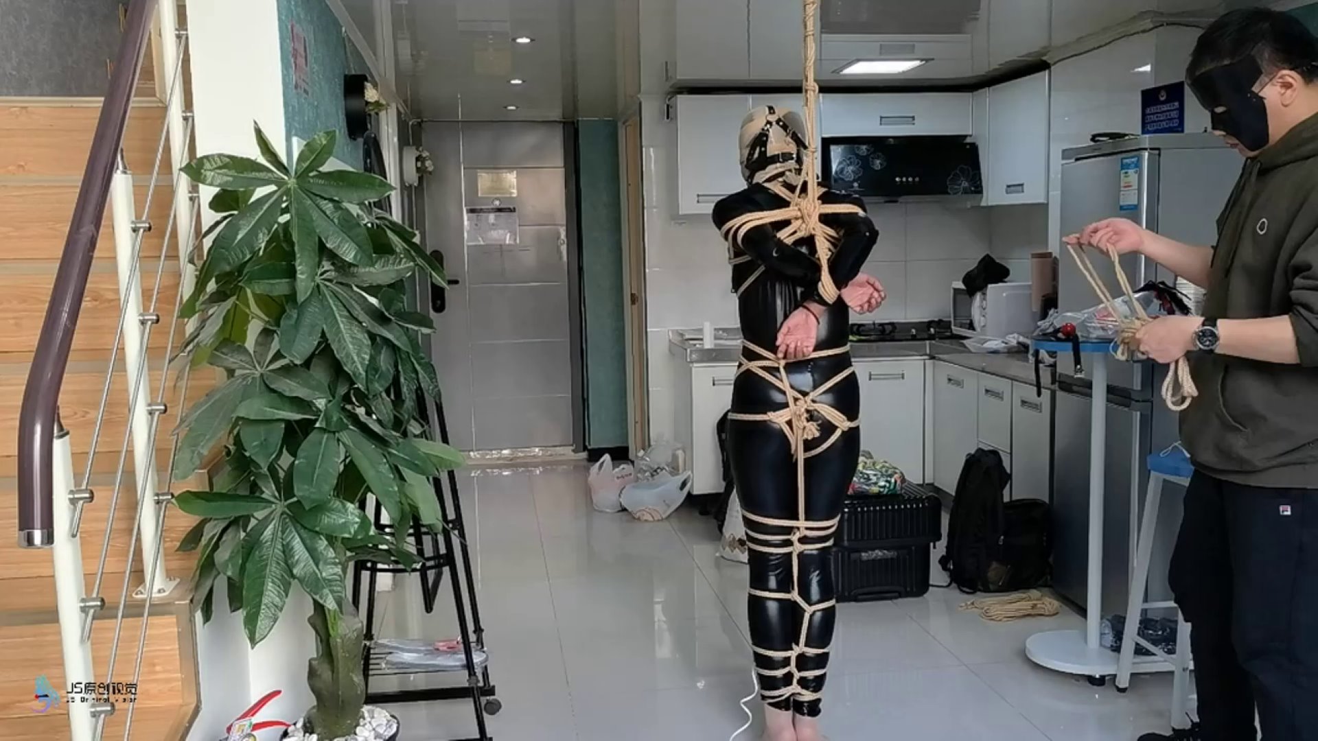 JS原创 小安黑胶衣全身紧缚吊