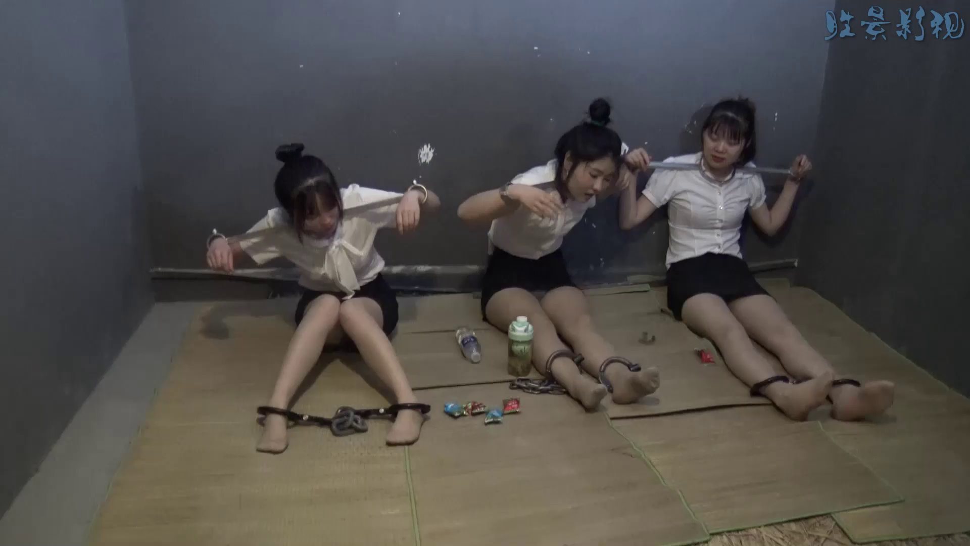 胜景影视 三女M镣铐颈手枷拘束戏耍