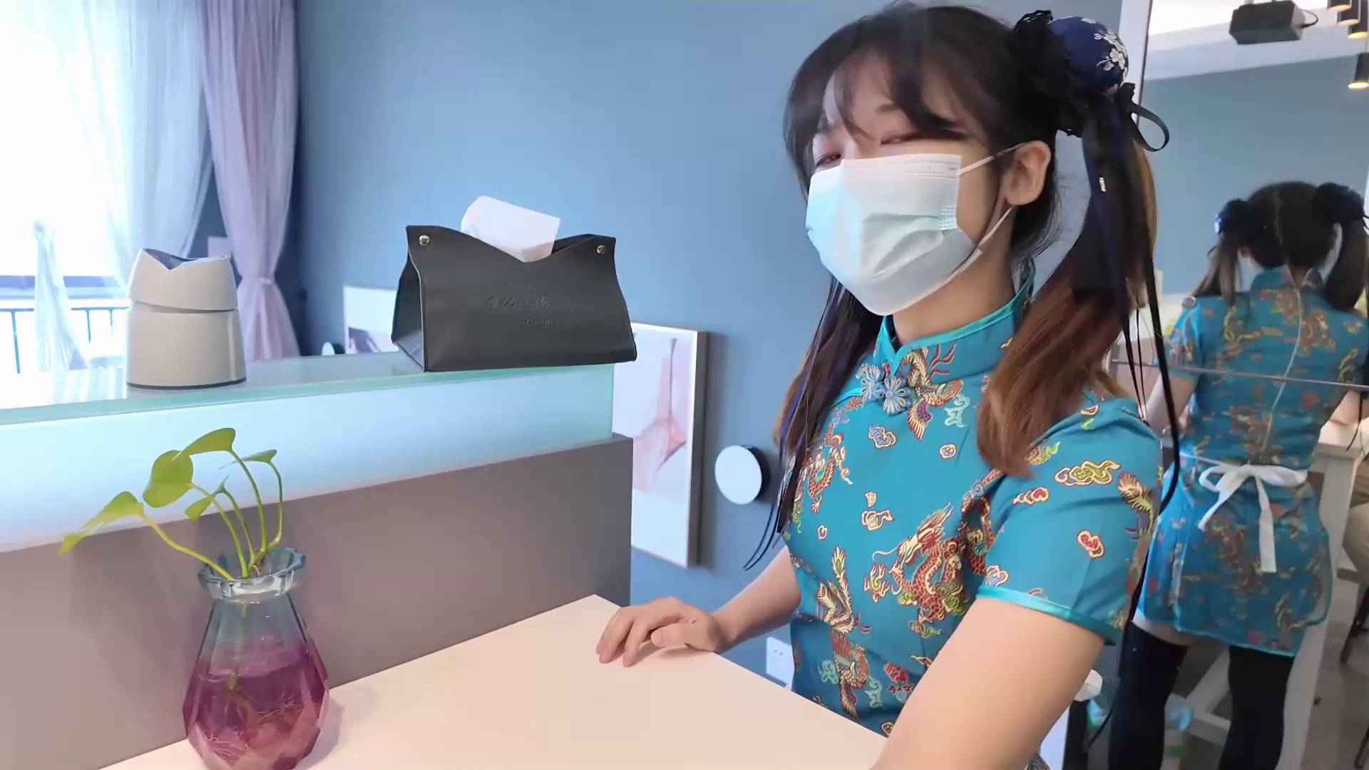 海砂原创 五花电击踮脚惩罚兼职的双马尾萝莉服务生后再驷马烛台放置