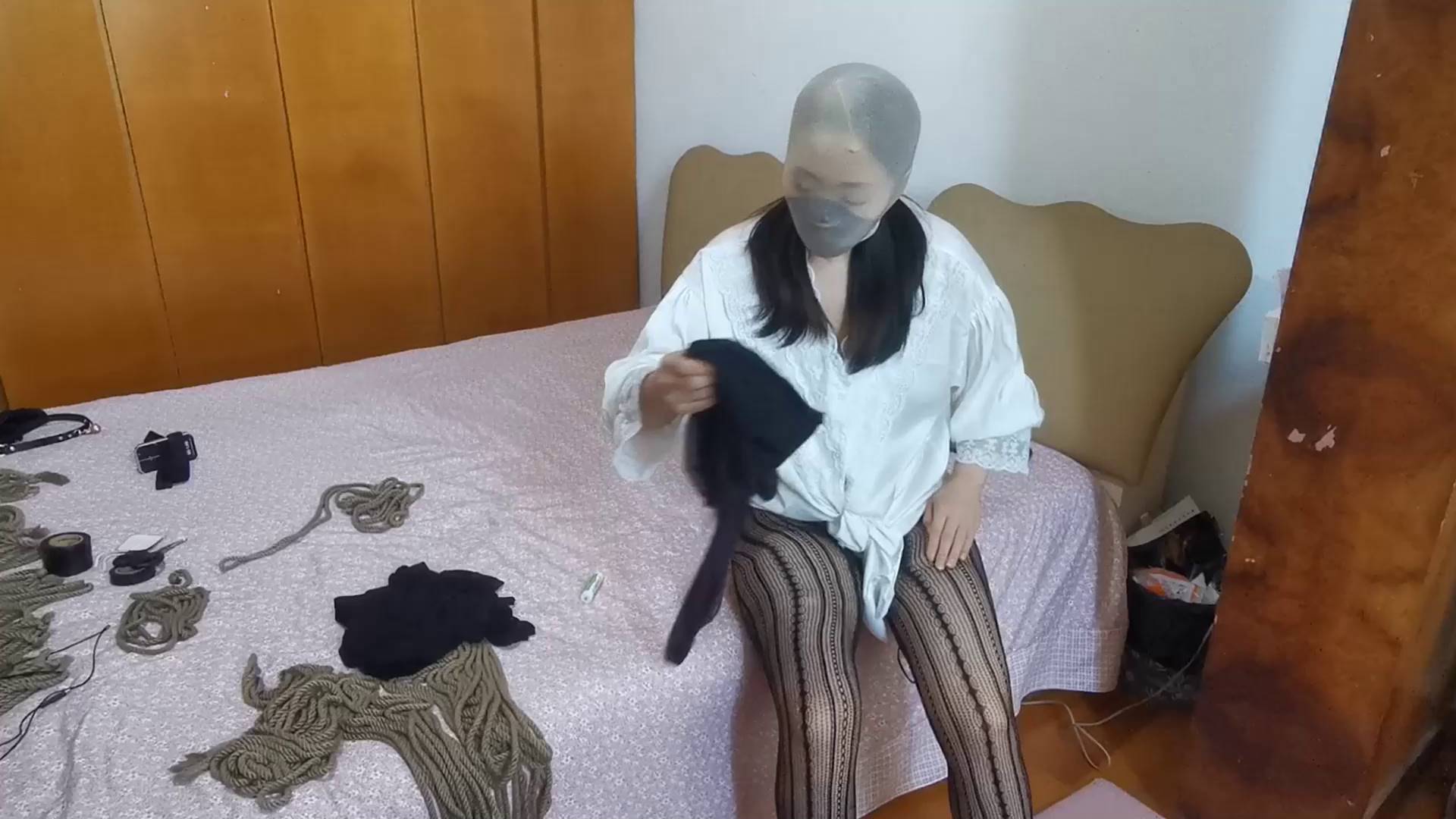 我的媳妇 吊手假JJ塞入不断的GC、7层丝套头窒息、驷马放置塑料袋窒息挣扎、口舌侍奉