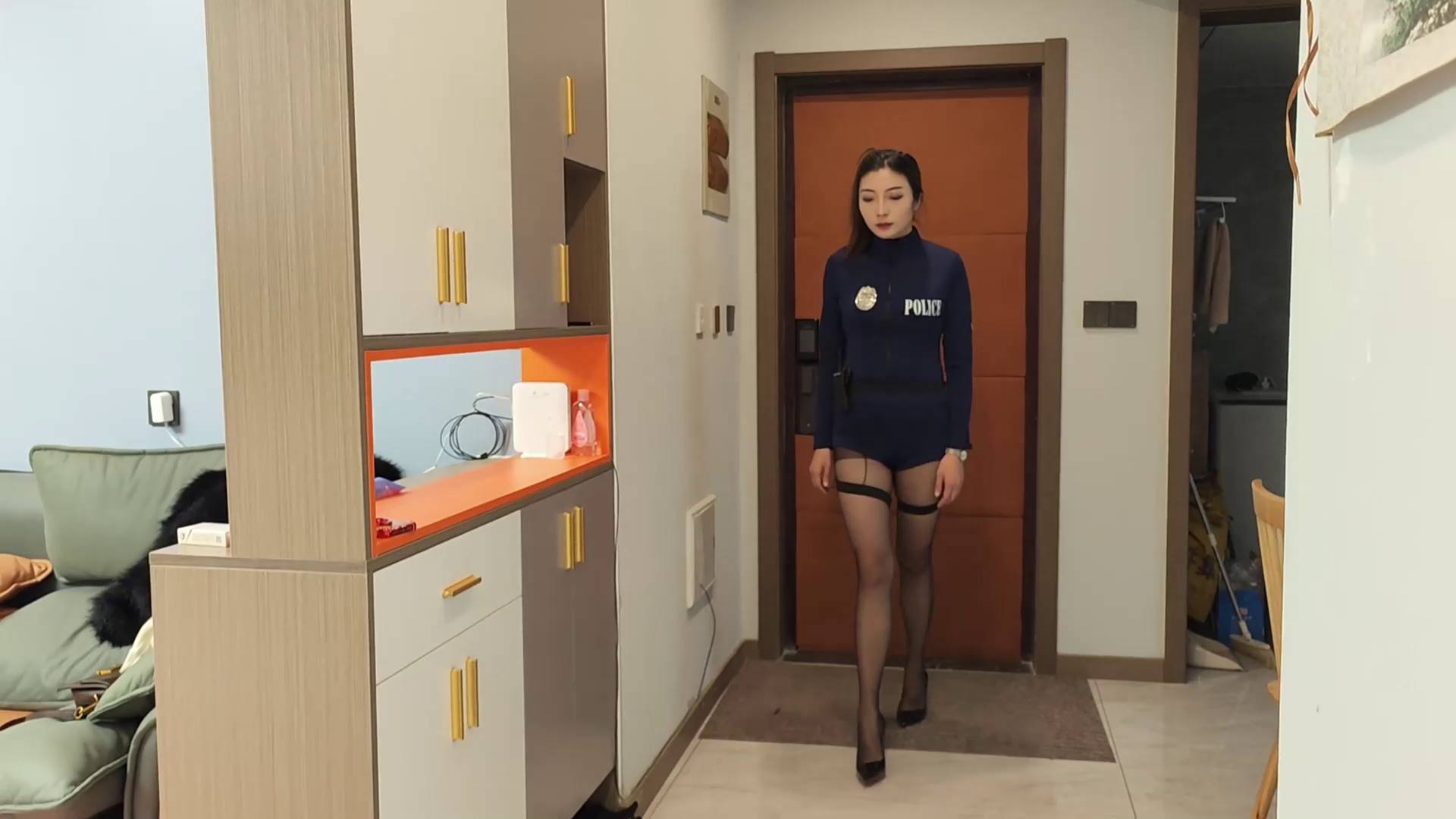 李大侠原创 女搜查被擒记