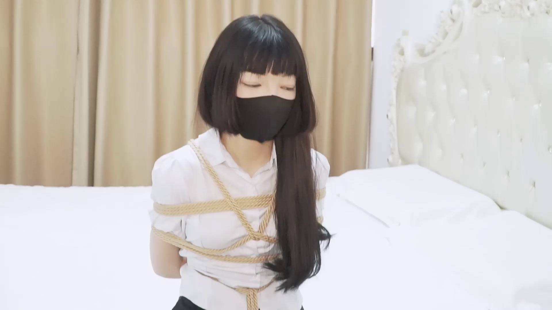 豆子原创 肤白羞涩JK妹妹体验日式反绑、股绳、嘴塞丝袜胶带封嘴~~束缚挣扎！