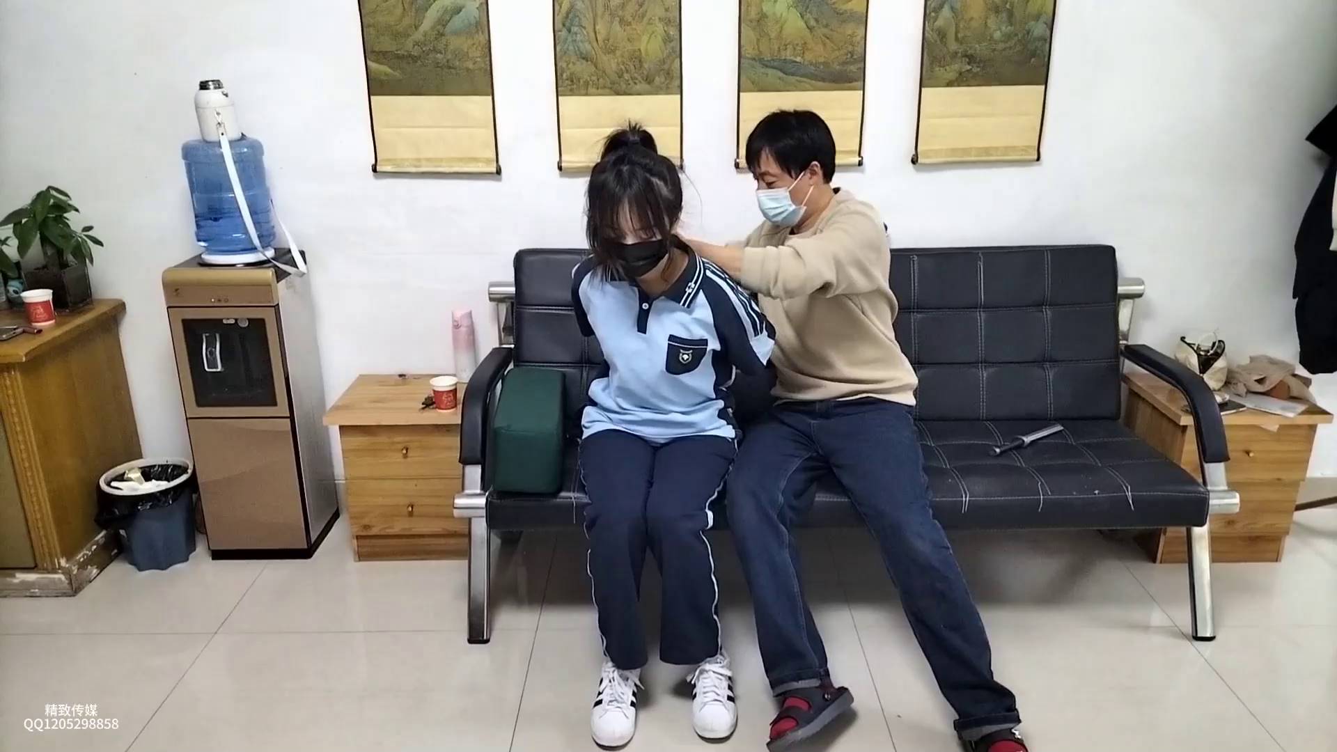 精致原创 女学生放学回家，遭坏人捆绑玩弄，最后扛走贩卖