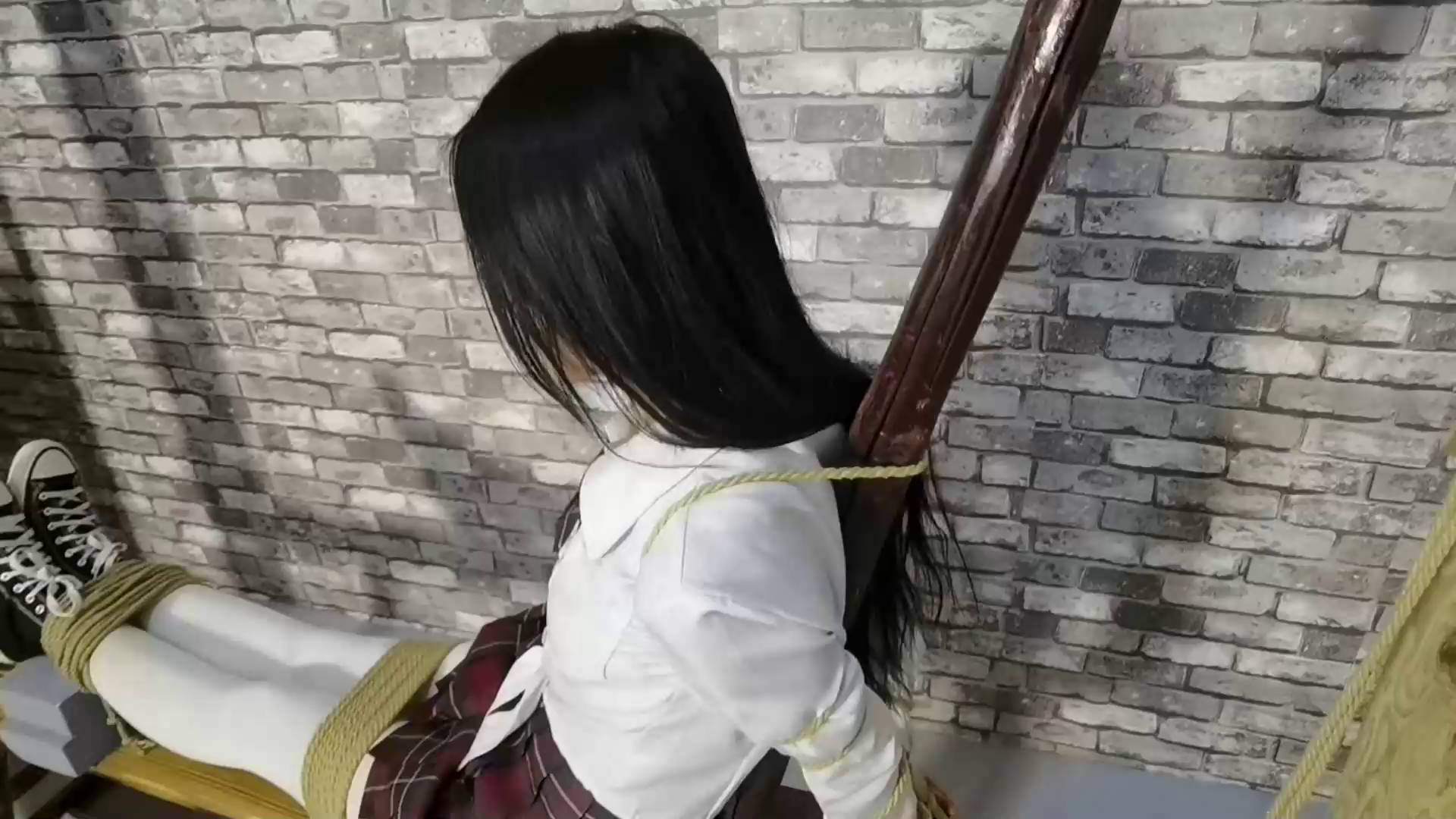 飞天原创 月仙儿被绑在老虎登上,把lu头通过2个滑轮吊在身后的手碗上,手只能偏上举着