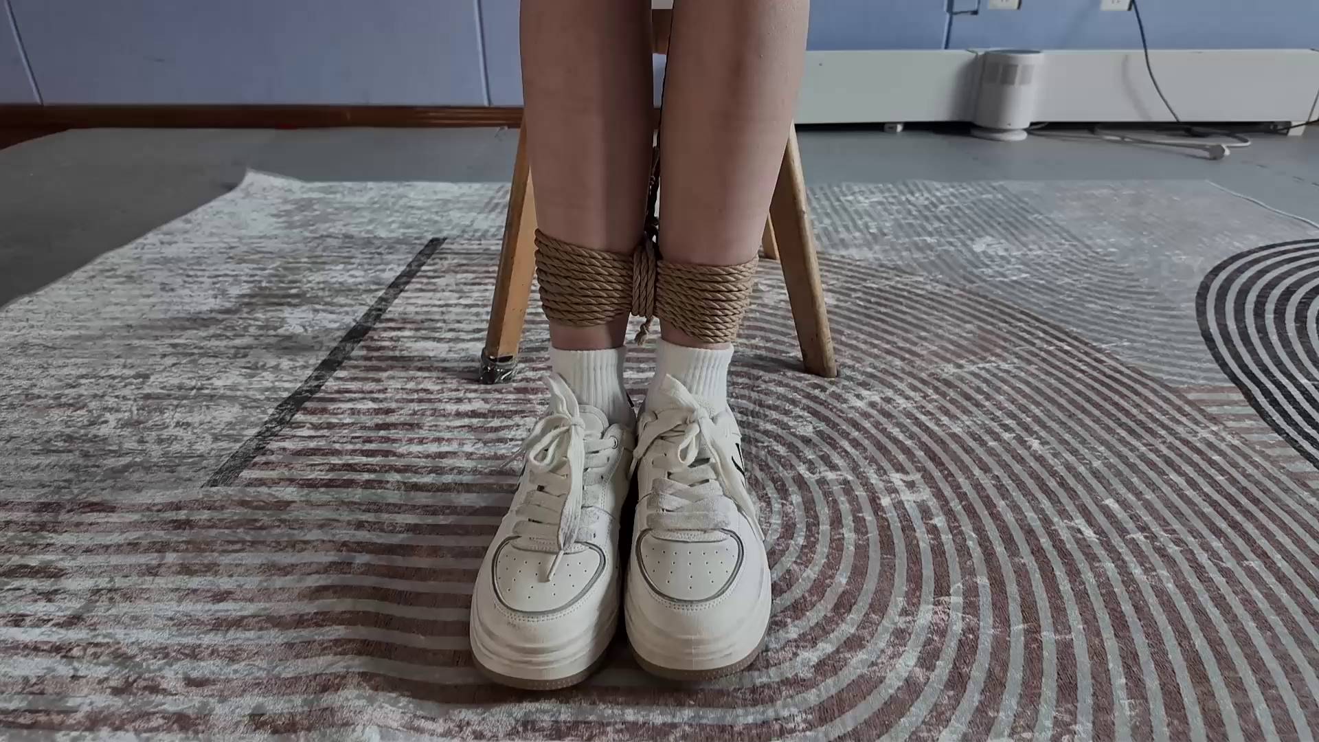 一绳所爱 婧舒被绑在椅子上，各种堵嘴挑战