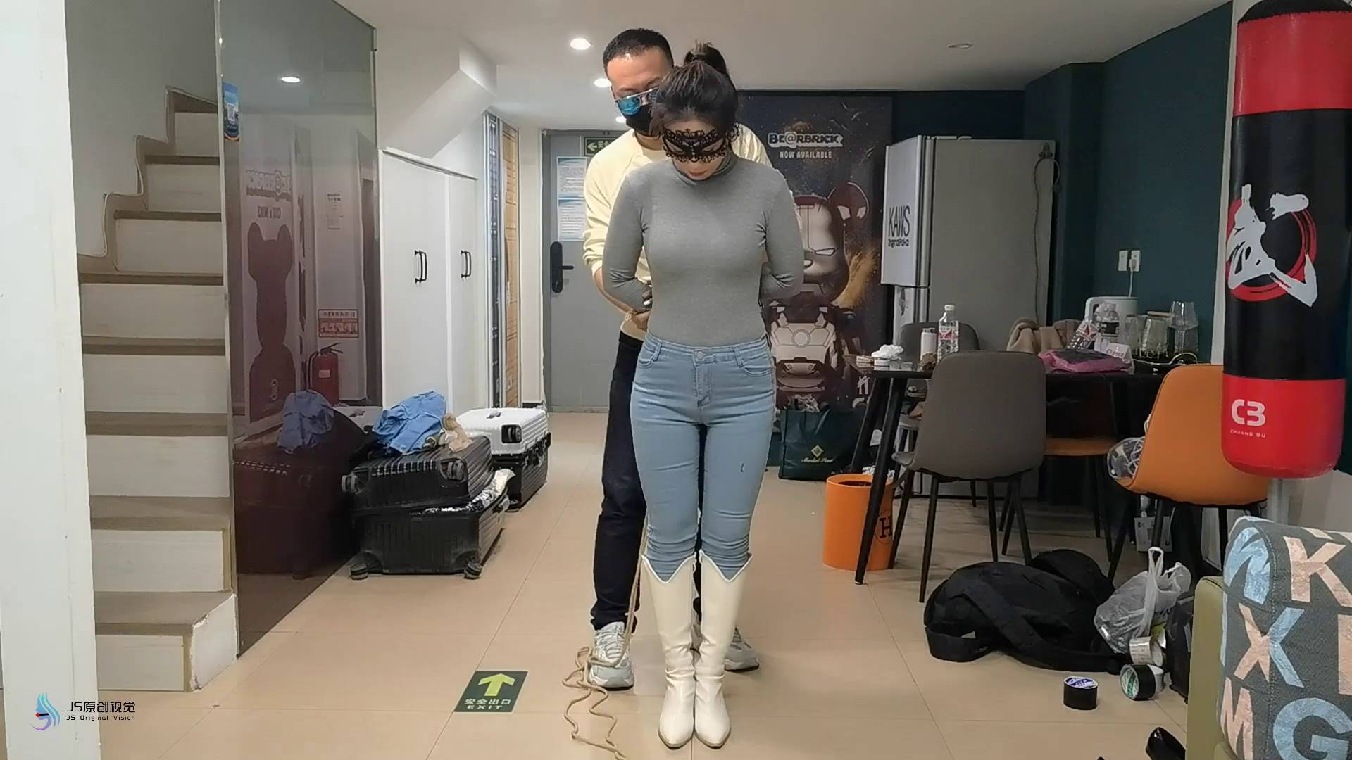 JS原创 凌熙全身紧缚密集捆绑女牛仔丝袜堵嘴套头胶带封堵口罩棒棒刺激GC抚摸