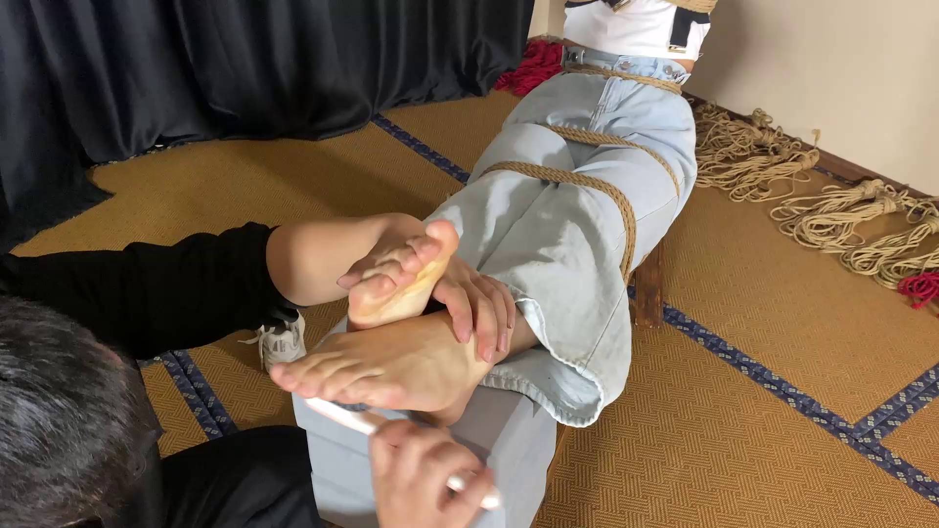 山鬼原创 青春活泼的若薇被绑在老虎凳上，各种玩弄，牙刷，鞋刷，小猫啥挠脚心，带口球无力挣扎