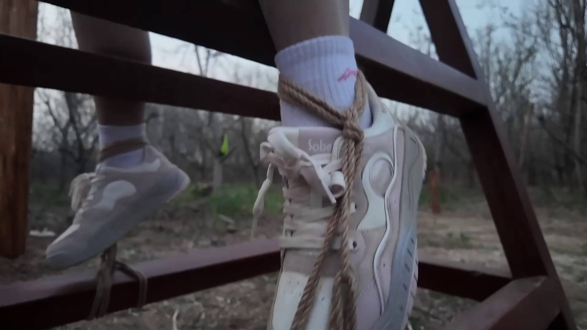 一绳所爱 木马上的杨若雨