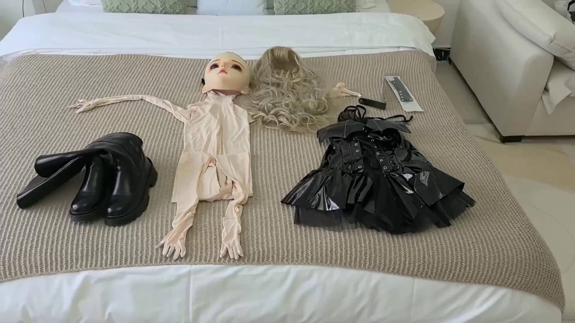 FXX 人偶女友-震动玩具＋口爆吞精 指入墙糕 单手套＋分腿P机强制糕朝 SP＋役次元贞操