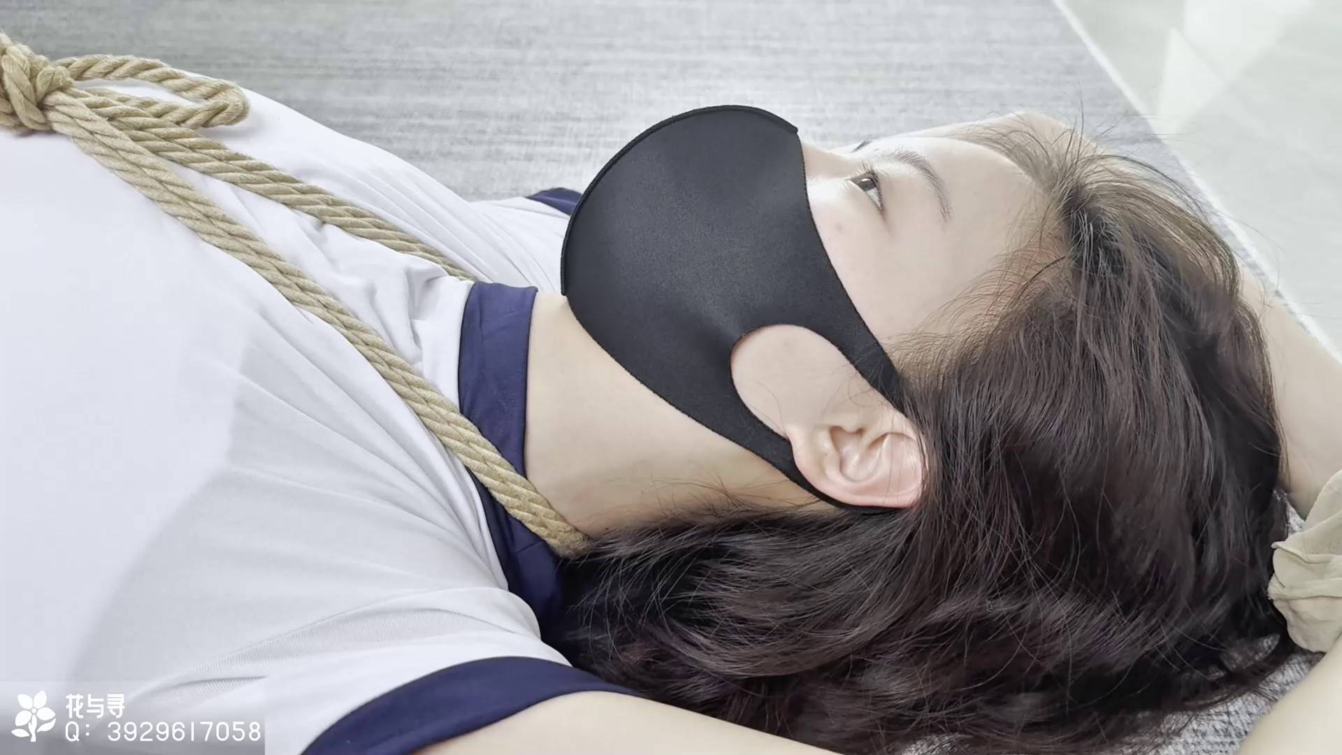花与寻 从车上下来后被绑到了公寓里，用 丝袜 绑住了双手，被绳子绑住，带上 足伽