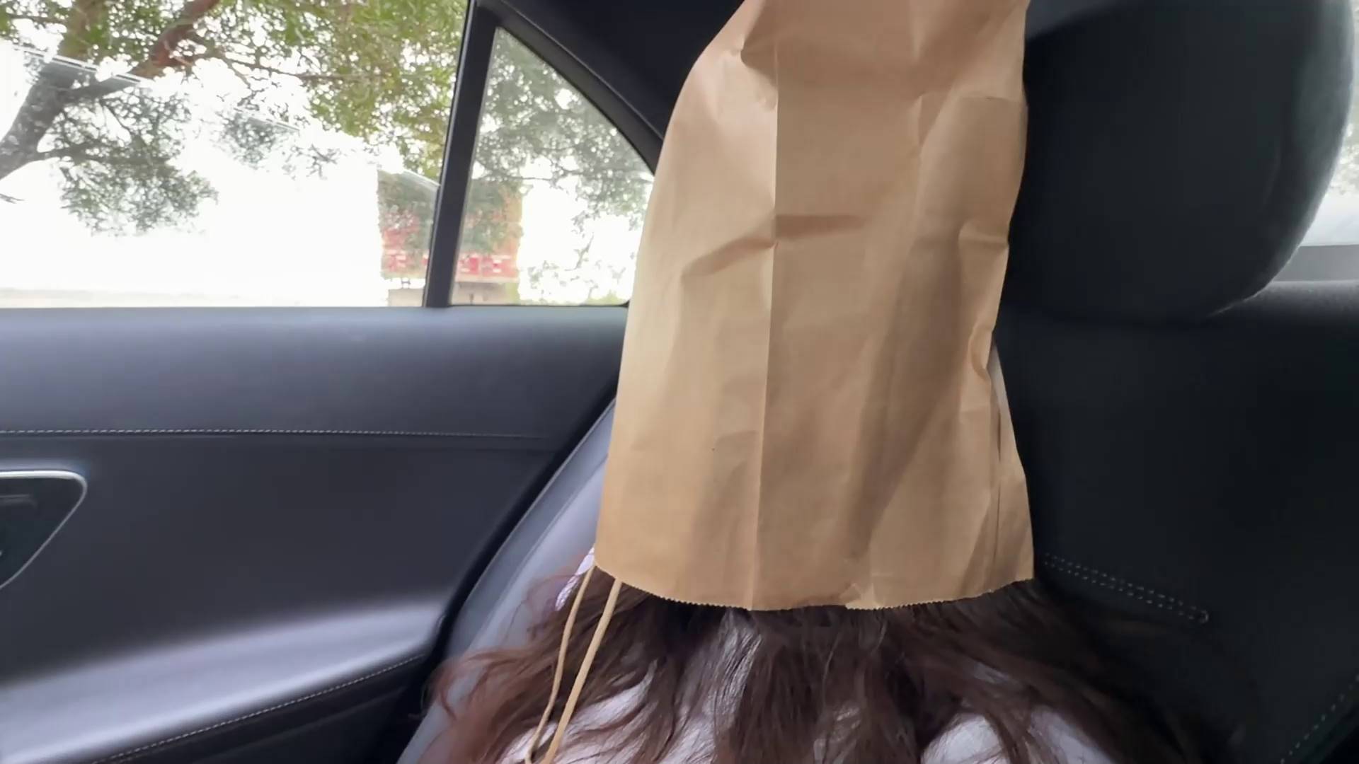 花与寻 路边搭顺风车被捂晕，车上tk折磨，人来人往，路人也参与了进来