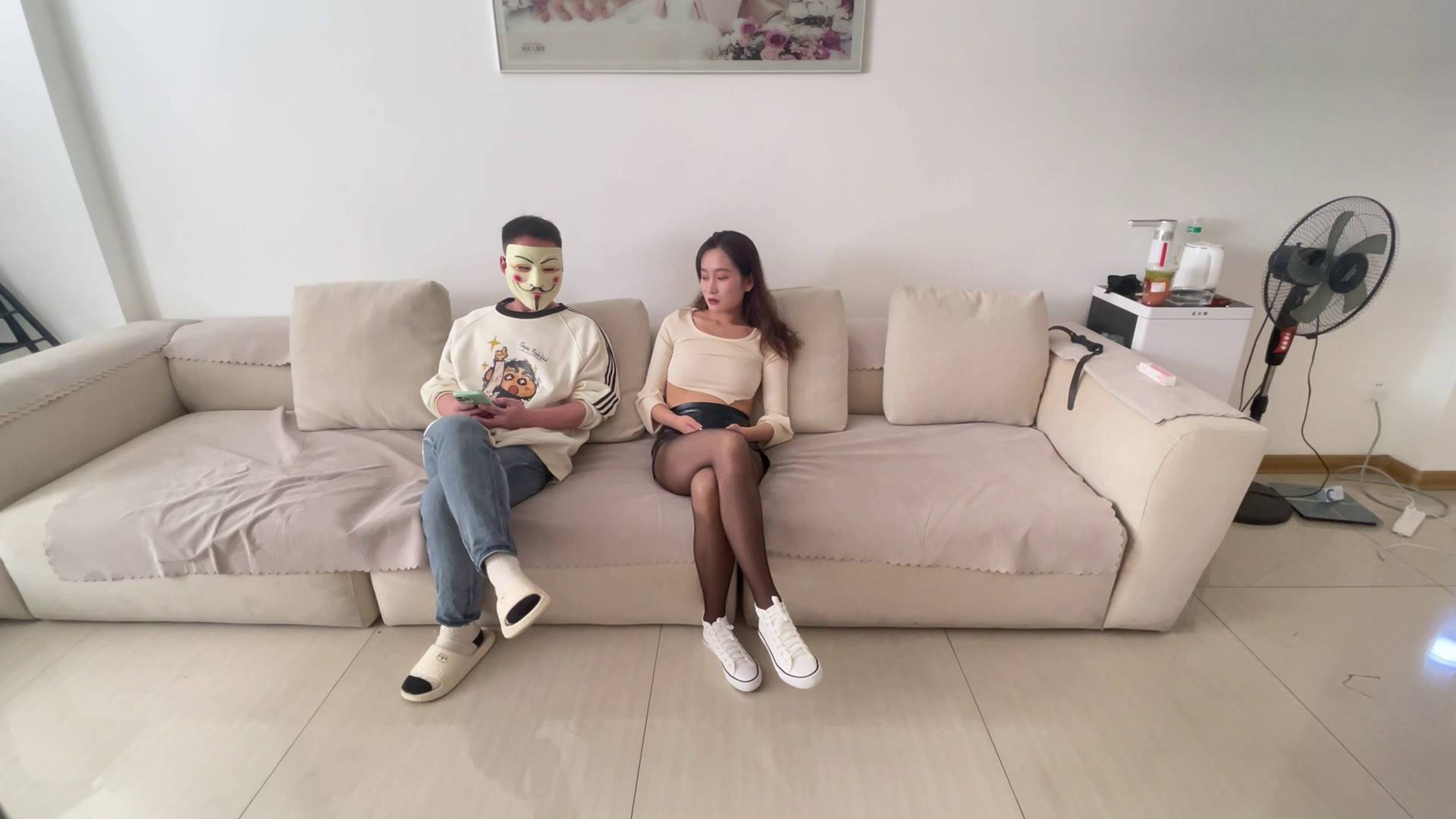 延江艺束 玩游戏打发时间 输了的人听从胜者的任意摆布 被口塞原味肉丝 胸缚后手的放置在沙发上任意抚摸 包进卧室...