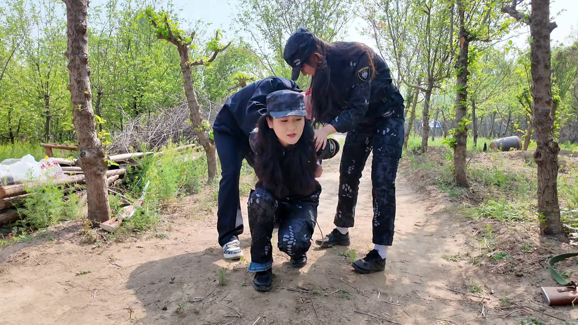 随心原创 小院抓捕老虎凳审问两个女叛徒