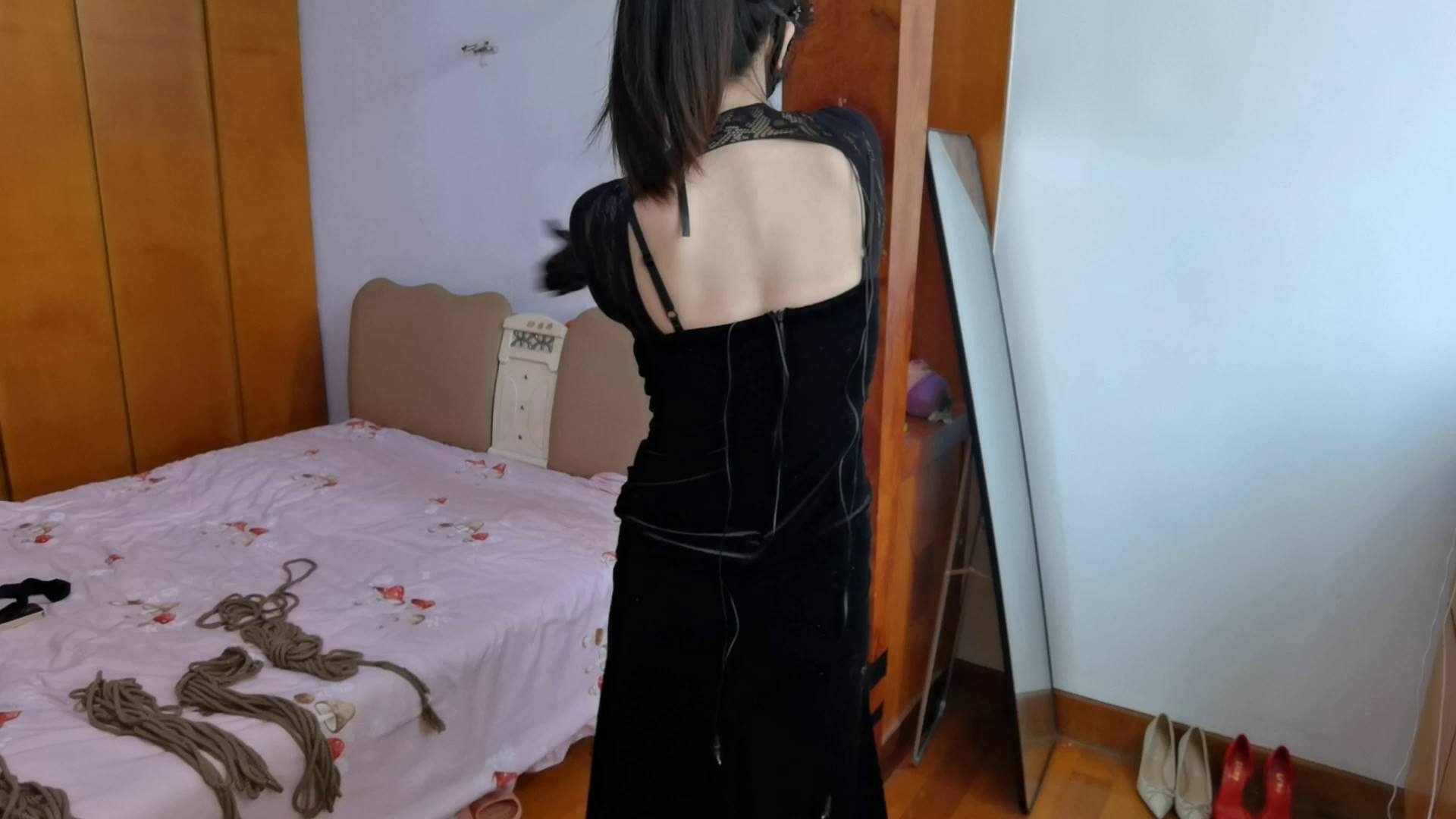 我的媳妇 极限踮脚绞刑P机、主动要求棒棒一起上、持续电击、不断的呻吟俩腿直颤抖、强行深hou口舌侍奉