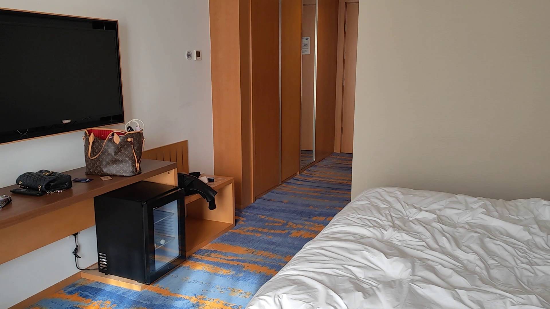 随心原创 江奈应聘的白丝体操运动员 逃跑被抓回