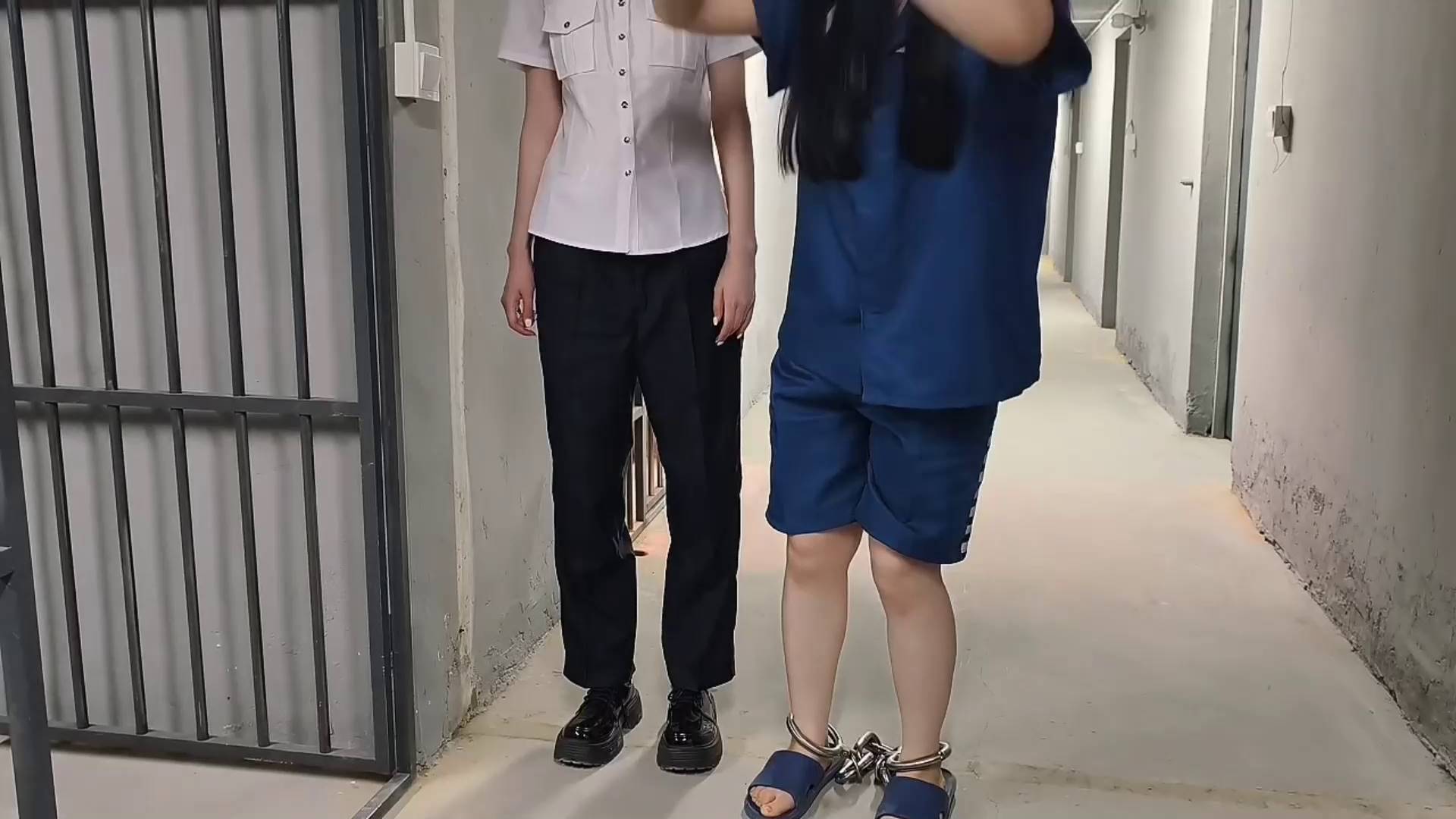 忘忧社 新场地高颜值演技好模特吴晗出演贩毒女下集，被卧底帽子抓捕，审讯，因不听话被严加管教，五花大绑，手...