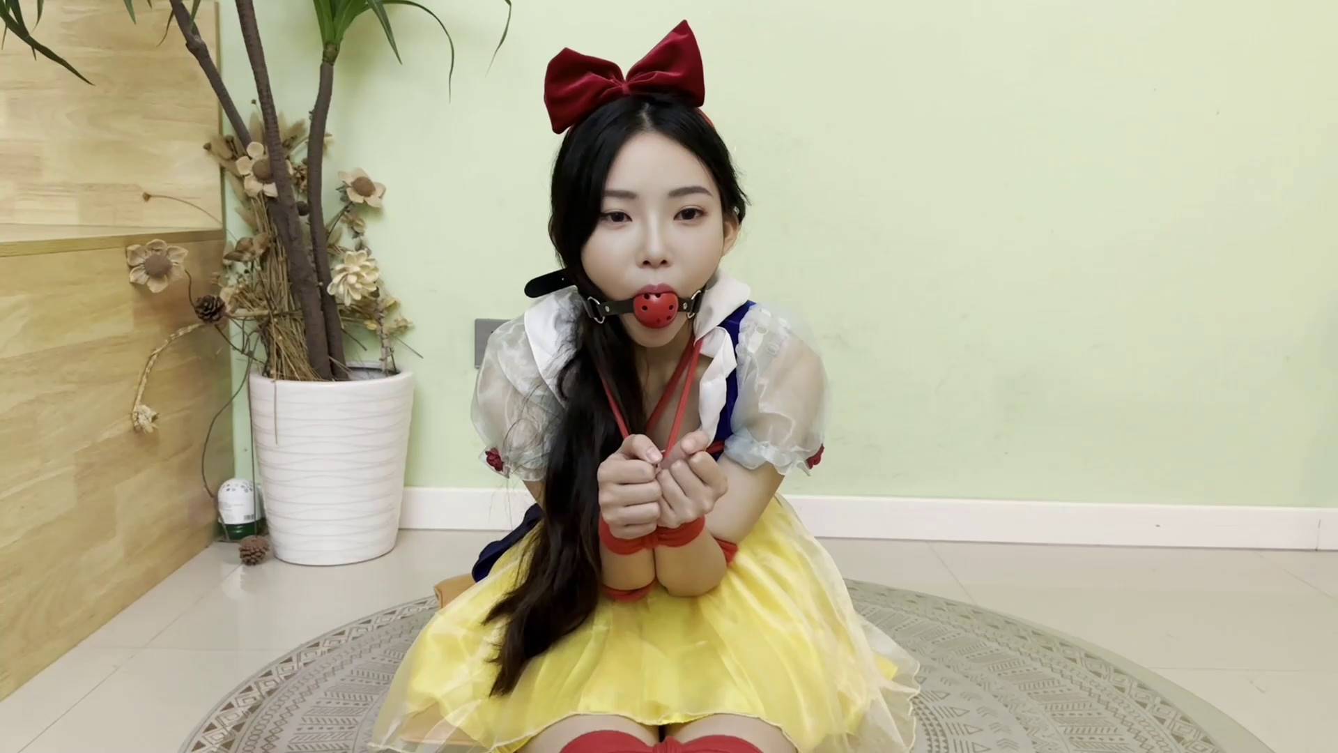 小奶猫 COS白雪公主大号口球放置白皙的医美小姐姐皮肤就是好～白白嫩嫩楚楚动人