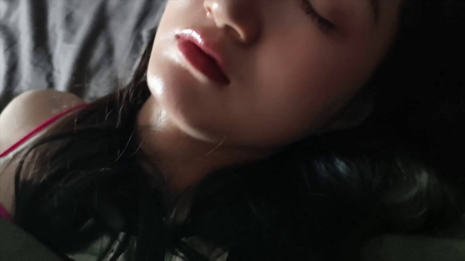 忘忧社 闺蜜间的游戏-两姐妹在家玩字母游戏，由于表现良好被奖励一起玩镣铐，二人比赛谁先给谁带到不能活动为止...