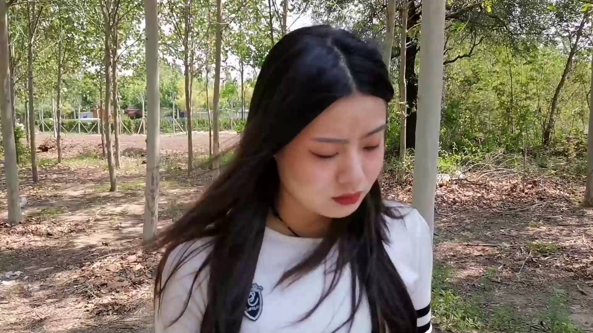 飞天原创 学生希希在小树林在看小说,被2个歹徒迷昏后绑架塞入麻袋,装进后备箱拉到密室里,索要钱财无果,将她折磨至...