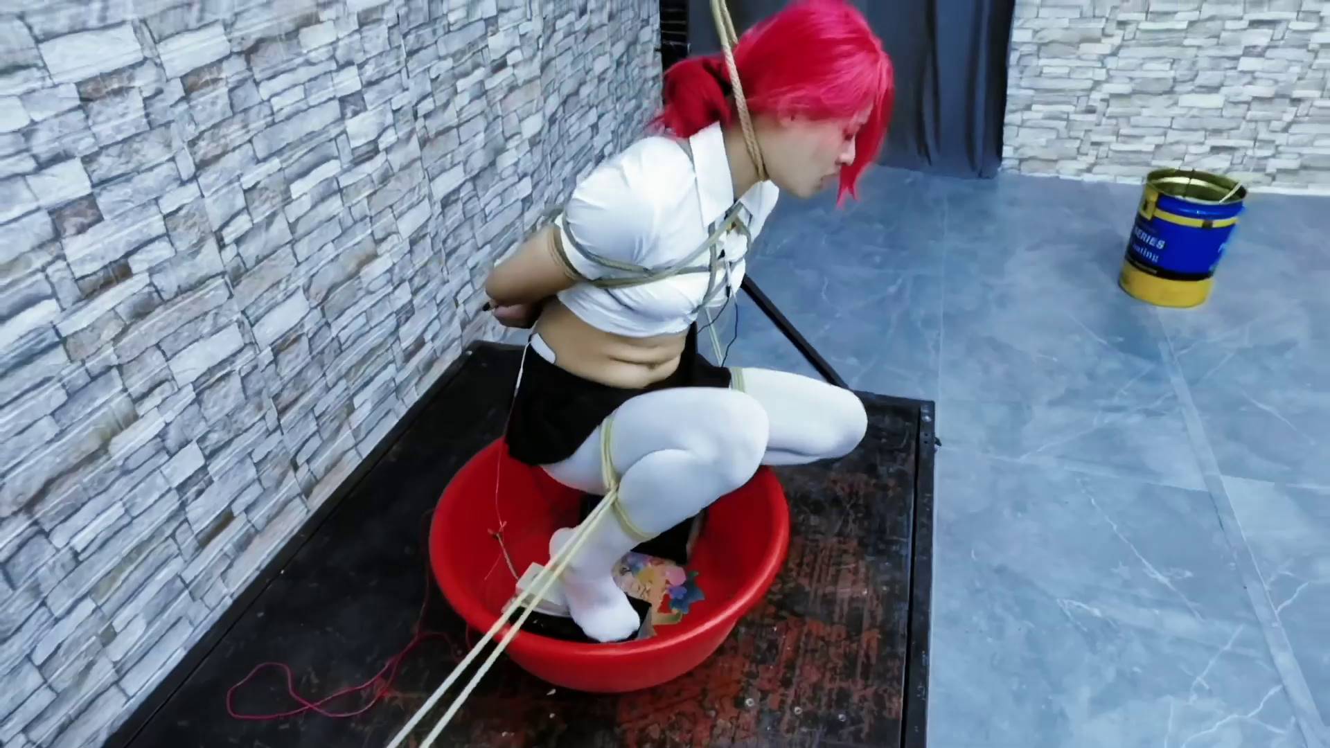 飞天原创 红毛少女希希因偷情到贴小帅哥,把其对象活活气死,对象大哥得知后把希希绑起来,把她折磨的死气活来至晕