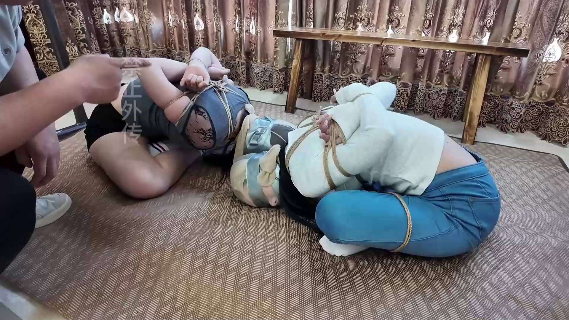 枫叶原创 故事情節是什麼：兩名女孩被綁架。綁匪把她們綁了起來，並聲稱誰能先解開自己，就放誰。禁止互相幫助