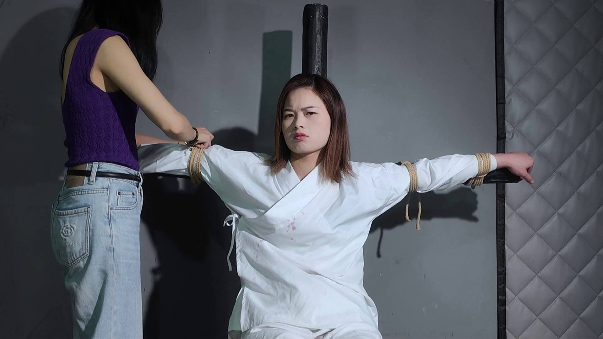 樱束原创 嘴硬的囚犯 老虎凳上垫砖鞭打审囚犯！拇指扣固定脚趾狂挠脚心滴蜡折磨！棒棒刺激羞辱强G！