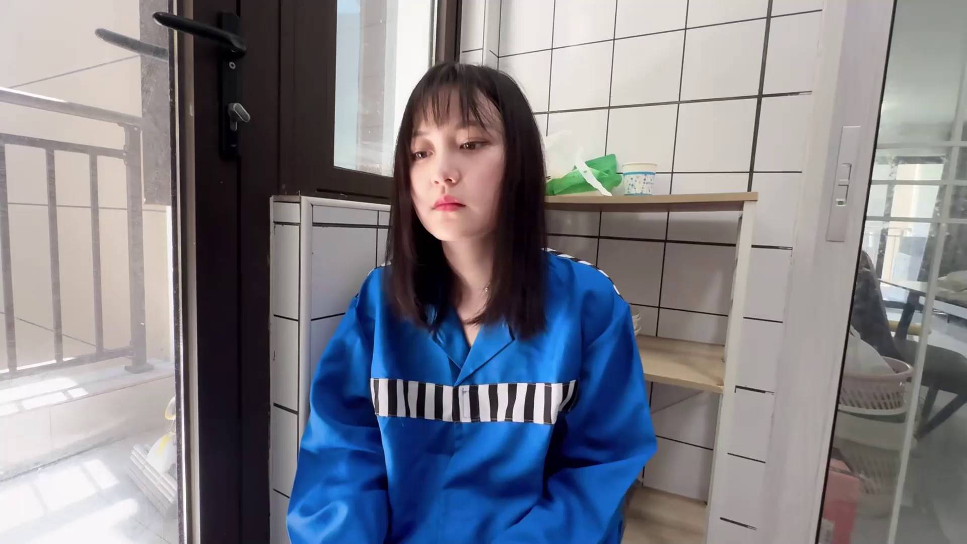 比尔原创 囚徒少女 囚徒少女落入bt家中当脚奴