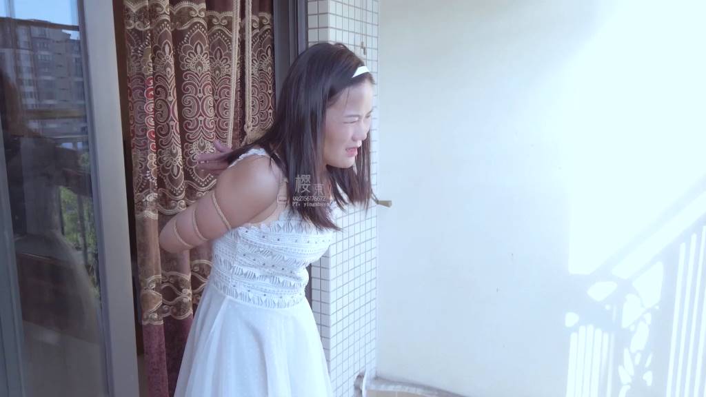 樱束原创 同学の情谊（一）悦月跟同学大鹏在家玩捆绑，大鹏太入状态停不下来，悦月不停求饶，但是于事无补