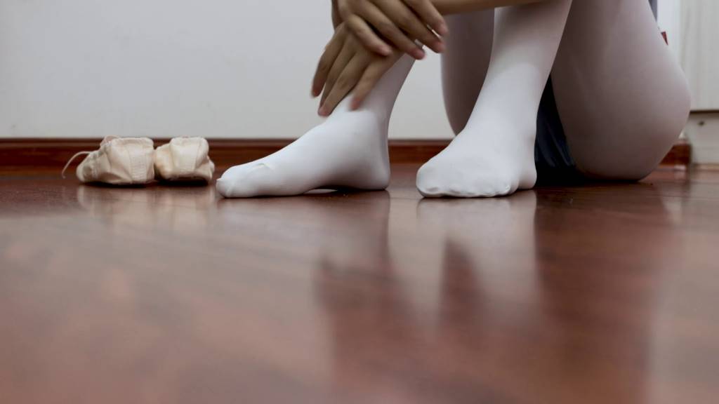 网友原创 萌新安妮吊缚初体验口球棉袜堵嘴