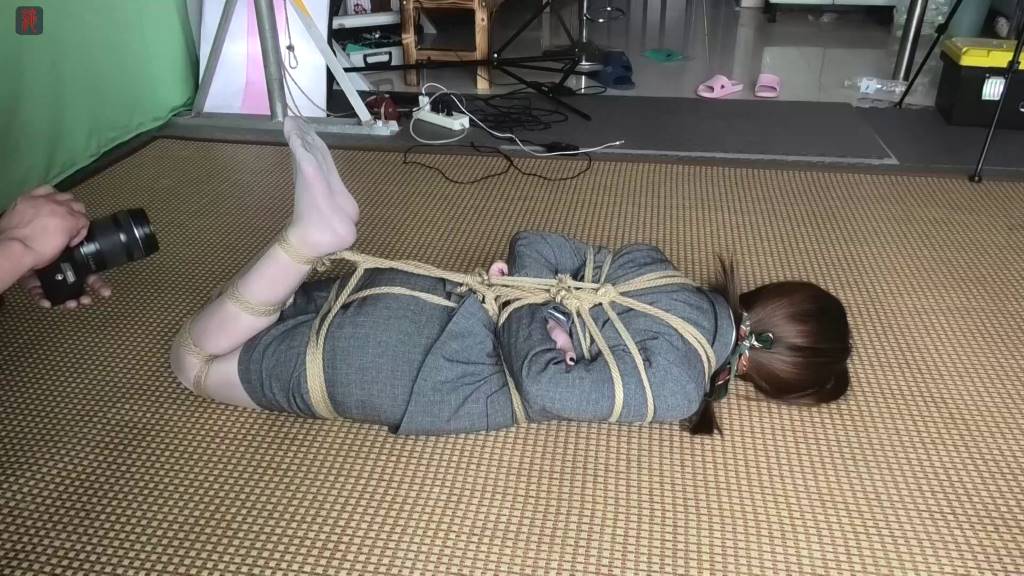 绳之韵 娇俏小九妹试镜（第二集）陷入绳网的小OL，踮脚吊、股绳驷马放置，丝巾勒嘴，美足TK